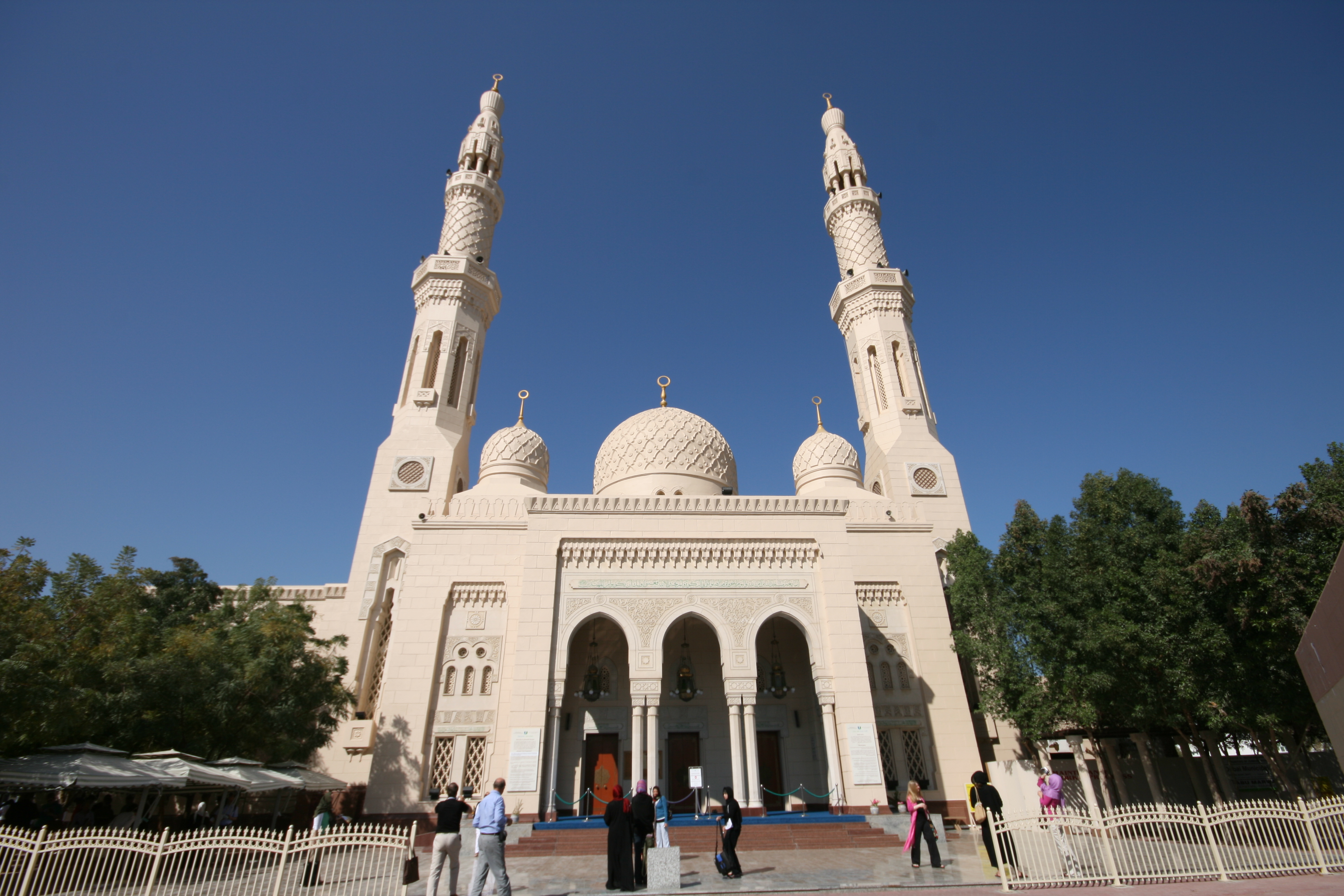 https://d3r8gwkgo0io6y.cloudfront.net/upload/Jumeirah Mosque 1.jpg